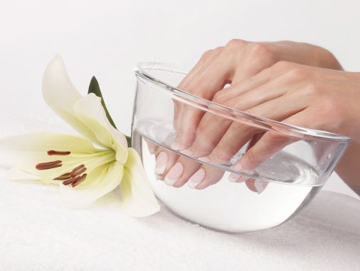 Effervescent instant powder manicure care