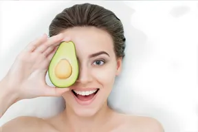 femme tenant un avocat