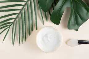 pinceau et pot crème