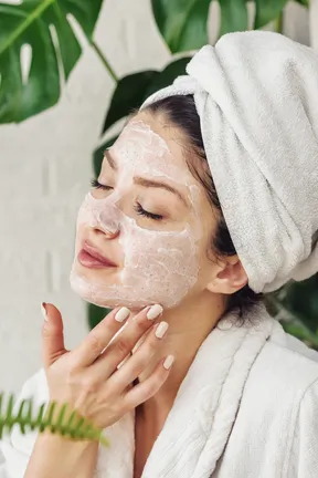 femme utilisant un produit cosmetique