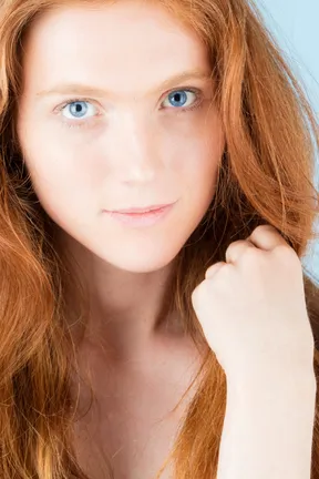 Mannequin à la peau très claire, aux cheveux roux et aux yeux bleus, illustrant le phototype I : une peau extrêmement sensible au soleil.