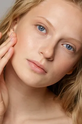 Mannequin à la peau claire, aux cheveux blonds et aux yeux bleus, illustrant le phototype II : une peau claire et très sensible au soleil