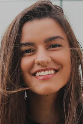 Mannequin à la peau claire à mate, aux cheveux châtains et aux yeux marron, illustrant le phototype III : une peau intermédiaire à la sensibilité modérée au soleil.