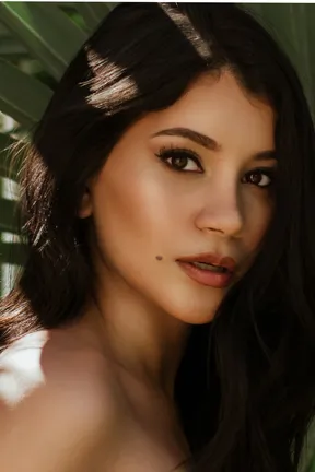 Mannequin à la peau mate, aux cheveux foncés et aux yeux marron, illustrant le phototype IV : une peau mate, peu sensible au soleil, qui bronze facilement.