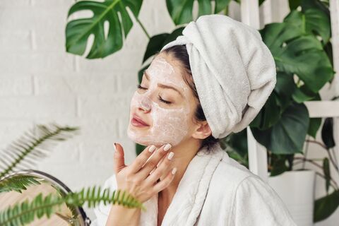 femme utilisant un produit cosmetique