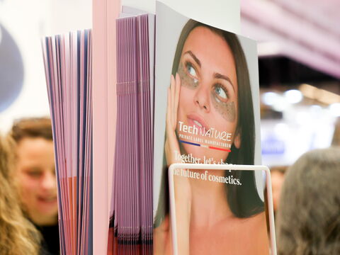 Photo présentative d'un porte-documents garni de diverses ressources papier Technature, incluant de petits livrets au format A4, des livres blancs et des brochures. »