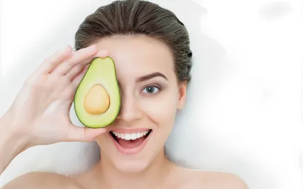 femme tenant un avocat