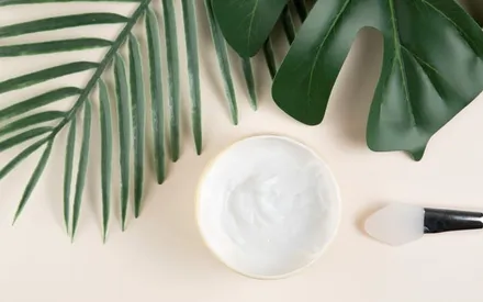 pinceau et pot crème