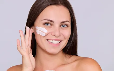 Délicieusement cocooning et ultra-nourrissante, cette crème fouettée enveloppe le visage et fait le bonheur des peaux assoiffées. Pour cela, des actifs bienveillants font alliance au coeur de sa formule