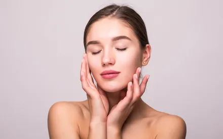 ce gel nettoyant visage, nettoie, démaquille et élimine les impuretés à la surface de la peau