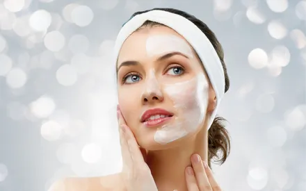 Ce masque à la texture crème ultra-couvrante enveloppe le visage pour apporter confort et douceur aux peaux qui en ont besoin.