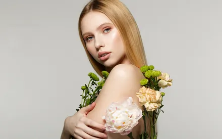 Le rosier de Damas, un arbuste originaire d'Asie, est l'allié des peaux sensibles. Sa fleur rose, distillée à l'eau de vapeur, permet de créer l'hydrolat de rose. Véritable adoucissant et tonifiant, cet hydrolat prévient et aide à combattre les premiers signes du temps.