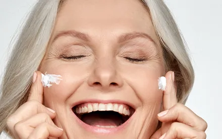 Pour défier les signes du temps, cette crème mêle texture comblante et actifs experts savamment sélectionnés : du hyaluronate de sodium hydratant et anti-âg