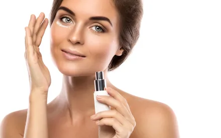 Délicate et fraîche, cette crème libère les pouvoirs anti-âge de ses actifs pour atténuer la fatigue du regard et lutter contre les premiers signes du temps du contour de l’oeil.