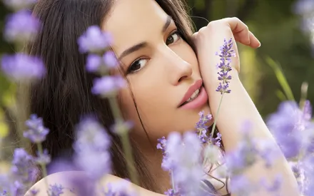 Ce gel nettoyant au contact de l’eau se transforme en une mousse onctueuse nettoyant et éliminant en douceur les impuretés et les dernières traces de maquillage.