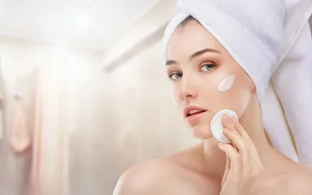 ce gel se transforme d’abord en huile puis en émulsion lactée au contact de l’eau.