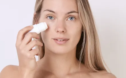 le format stick de ce masque permet une application technique et ciblée tout en étant ludique !