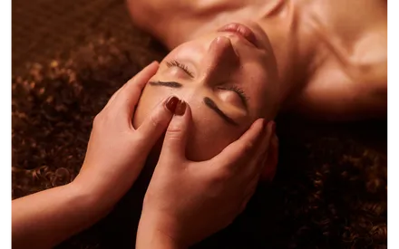 Aéré et ultra-fondant, ce baume de massage offre une sensation de bien-être pendant toute la durée du soin.