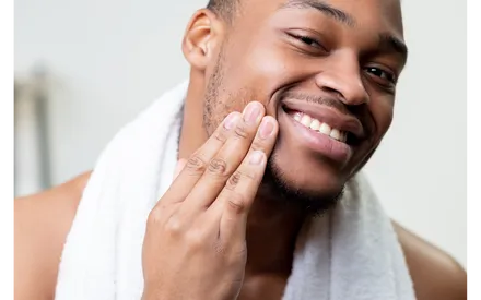 Offrez un geste de pureté à votre peau avec un soin 2 en 1 qui nettoie le visage en douceur tout en l’exfoliant.