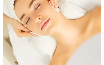 Ce masque nuit révélateur d’éclat, à la texture délicate, enveloppe la peau dans un cocon de douceur.
