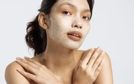 Mannequin qui utilise le gommage pelucheur, qui élimine les peaux mortes sans pour autant agresser la peau.
