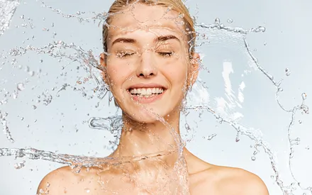 Pour rééquilibrer les réserves en eau de la peau, le hyaluronate de sodium et le Fucogel® retiennent l’eau tout en formant un film subtil et doux.