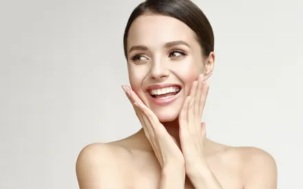 Sa texture gel-baume fondante concentre des actifs aux effets immédiats qui n’attendent pas pour booster l’éclat de la peau