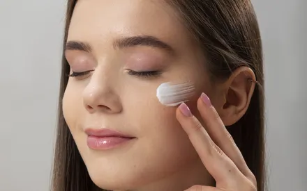 La texture enveloppante et douce de cette crème dorlote les peaux les plus délicates. Pour tenir sa promesse, sa formule est composée d’actifs qui seront les alliés bienveillants de la peau.