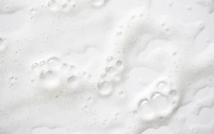 Zoom sur la texture d'une mousse onctueuse pour représenter notre nettoyant mains en poudre à reconstituer.