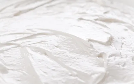 Texture de notre masque velours nacré à l'hibiscus pour un enveloppement multi-sensoriel. 