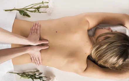 Mannequin en train de se faire masser avec le gel de massage or 