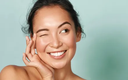 Un mannequin asiatique à la peau zéro défaut et démaquillée fait un clin d’œil complice, comme pour nous confier son secret : la Lotion Tonique purifiante de la gamme Clear Expert..