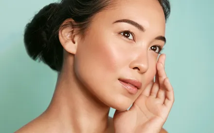 Une peau nette et zéro défaut : le résultat de la Pâte Spot’Asséchante Clear Expert (purifiant) sur un mannequin asiatique au teint parfait.