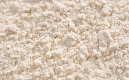 Zoom sur la texture d’une poudre cosmétique pour illustrer notre masque poudre une formule en poudre à reconstituer jusqu'à l'obtention d'une pate lisse et homogène.