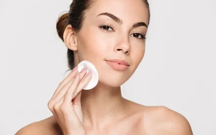 Mannequin qui s'applique avec un coton la lotion à l'acide hyaluronique 