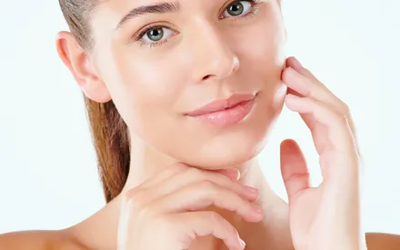 Mannequin qui se touche le visage après utilisation du sérum unifiant 