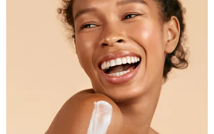 Mannequin qui applique sur son corps la crème riche hydratante de la gamme merveilles d'afrique 