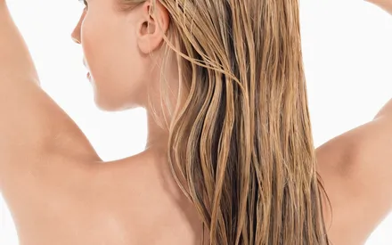 Mannequin qui se brosse les cheveux avec le démêlant capillaire bi-phase