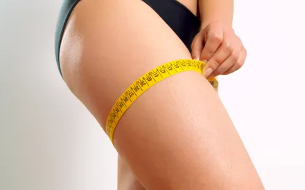 Mannequin qui mesure son tour de cuisse après avoir utilisé le masque chauffant body contour 