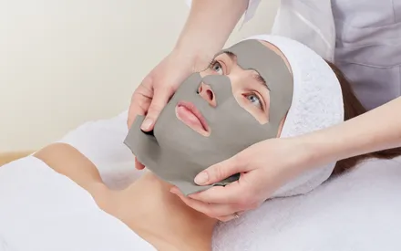 Mannequin qui se fait retirer en une seule pièce un masque peel-off gris qui est un peel-off purifiant arbre à thé