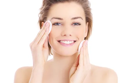 Mannequin qui applique avec un coton la lotion purifiante 