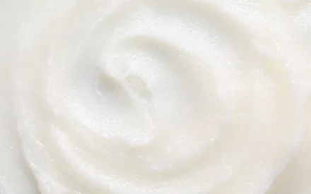 La texture du Gommage Blanc Hiver révèle une crème onctueuse et épaisse, enrichie en fines particules exfoliantes pour un grain de peau affiné tout en douceur.