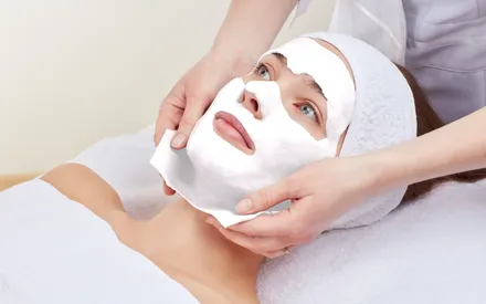 Mannequin qui se fait retirer en une seule pièce un masque peel-off blanc à base de riz, baptisé "Masque Peel-Off bio-empreinte au riz"