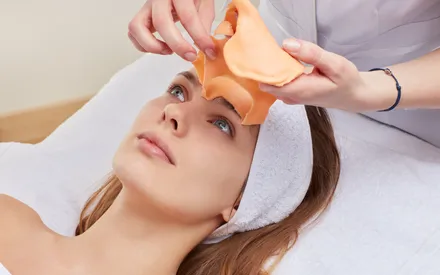 Mannequin qui retire son masque peel-off shaker mask au collagène 
