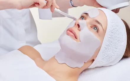 Mannequin en train de se fair appliquer sur le visage le masque peel  off jeunesse éternelle 