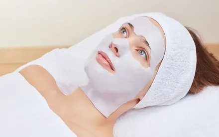 Mannequin qui se détend avec le masque peel-off myrtille 