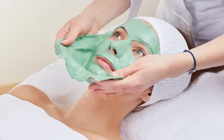 Mannequin qui se fait retirer en une seule pièce un masque peel-off vert qui est un peel-off cryogénique.