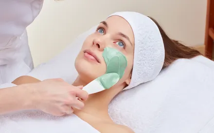 Mannequin en train de se faire appliquer le masque peel-off ginseng 