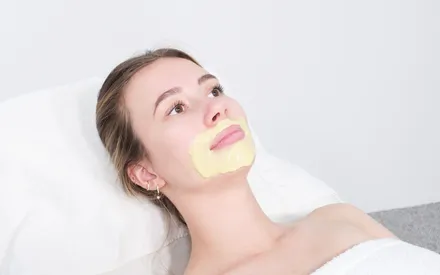 Mannequin portant un masque peel-off sec autour de la bouche pour le contour des lèvres.