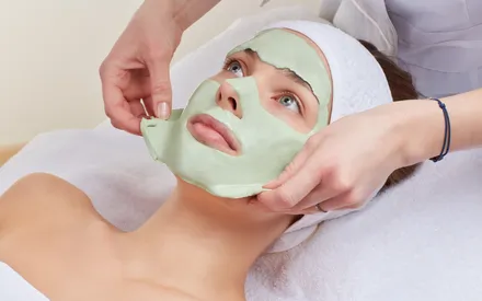 Mannequin qui se fait retirer son masque peel-off shaker mask cellules souches de pomme 